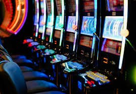 Pengguna bermain slot online di perangkat mobile dengan puas